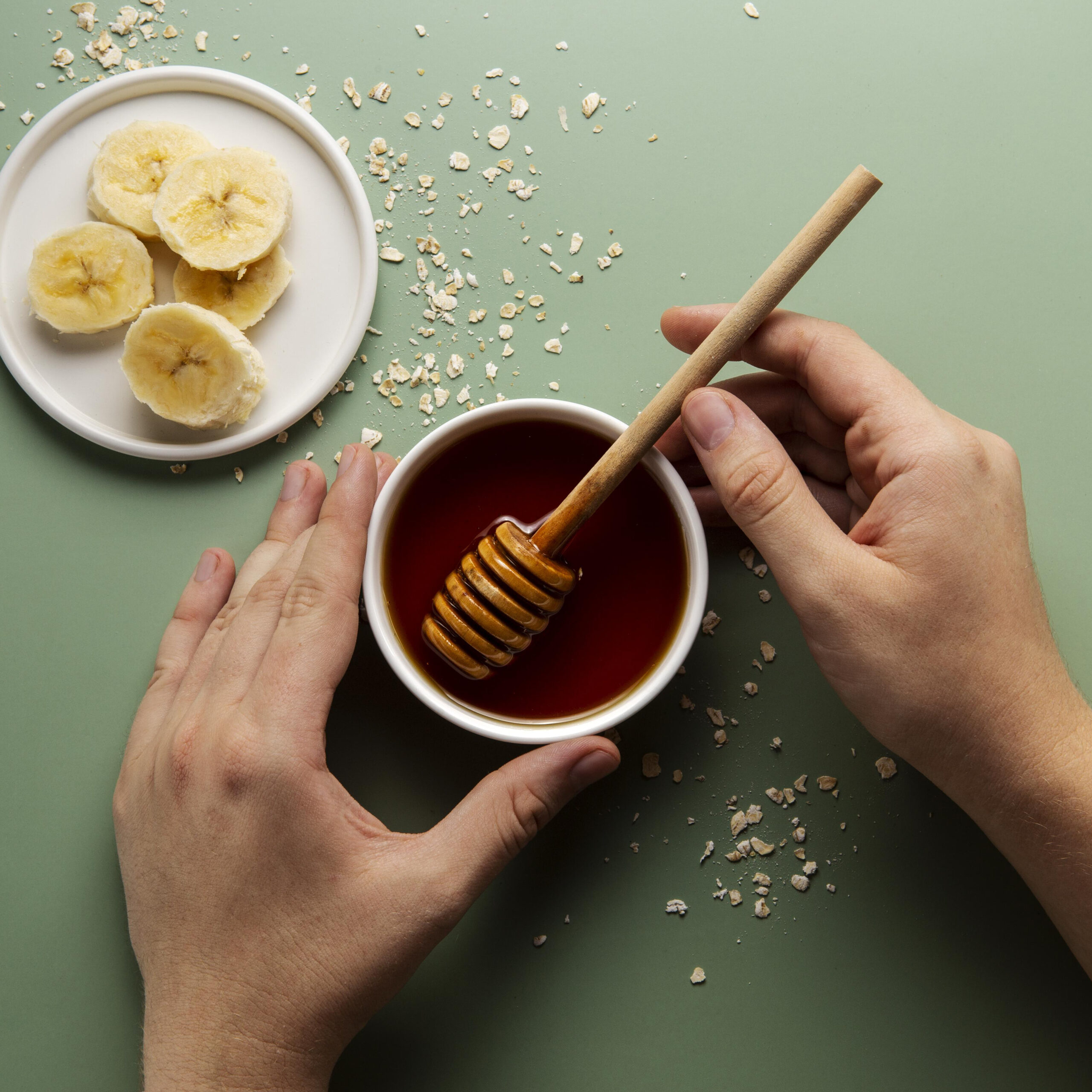 hands-holding-honey-dipper-bowl