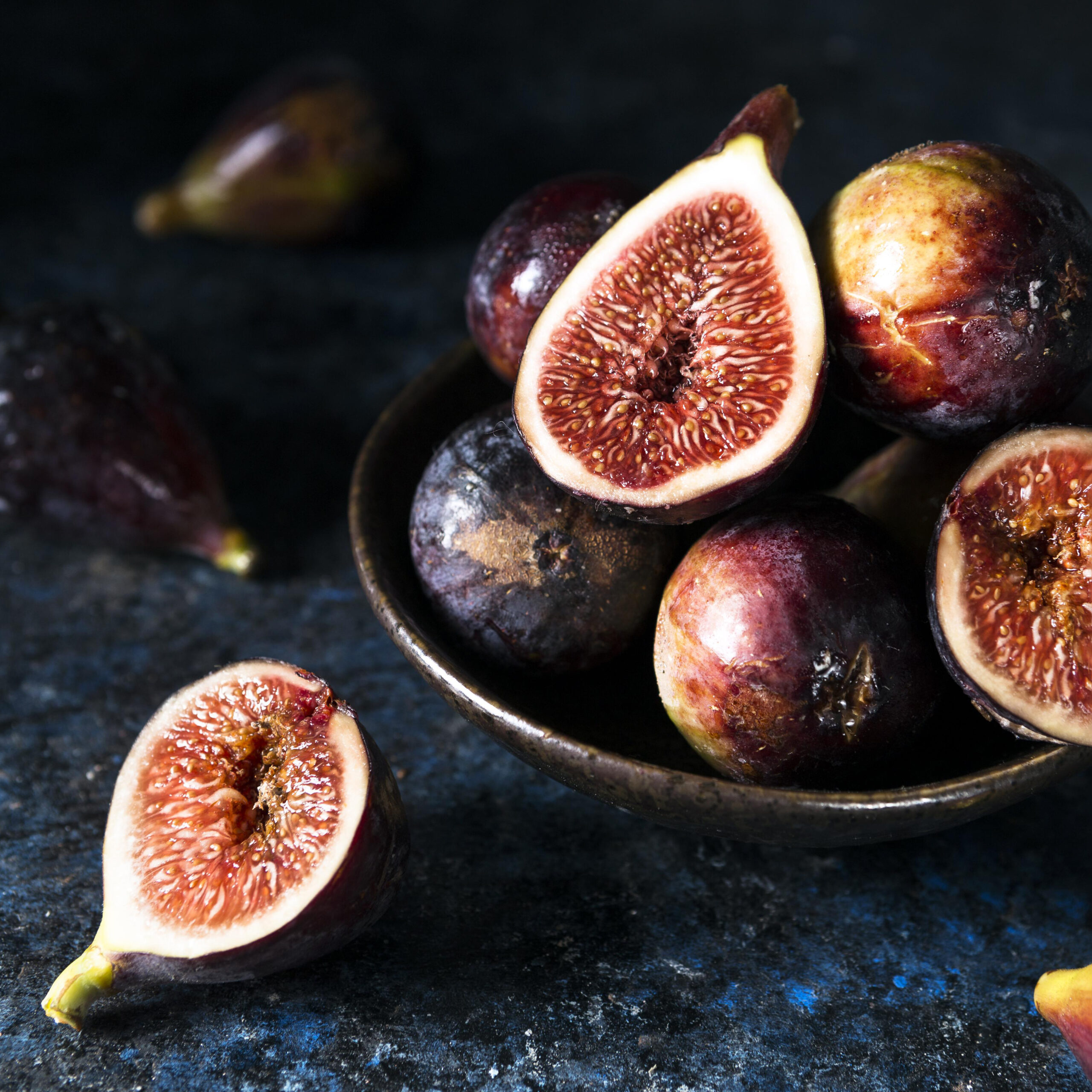 3-high-angle-bunch-autumn-figs-plate