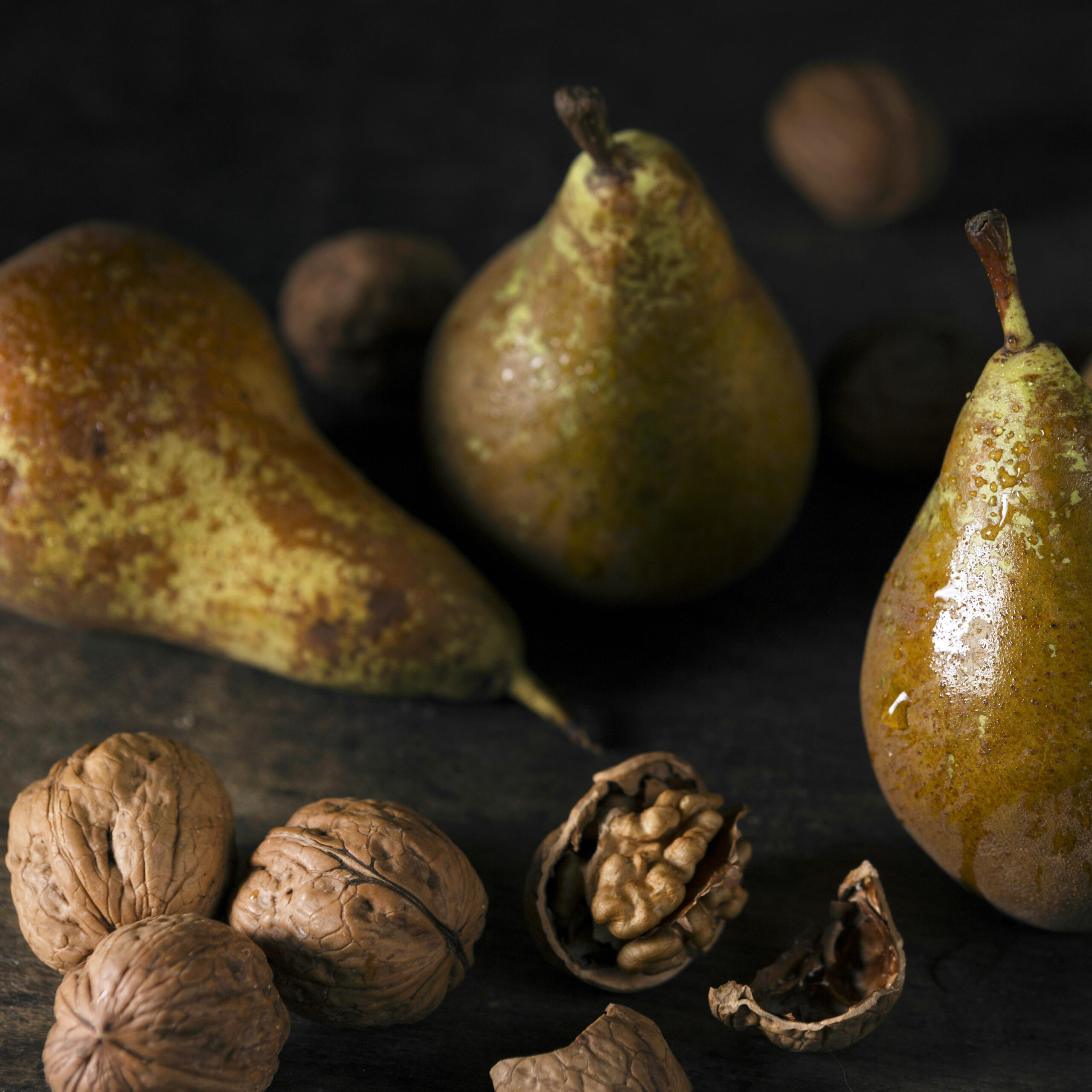 high-angle-autumn-pears-with-walnuts